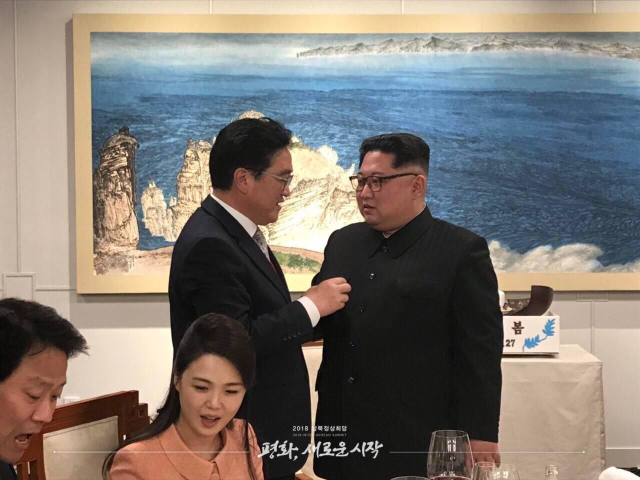 김정은 북한 국무위원장이 2018년 4월 27일 판문점 평화의집에서 열린 환영만찬에서 우원식 더불어민주당 원내대표(현재는 국회의장)와 대화를 나누고 있다. / 청와대 페이스북
