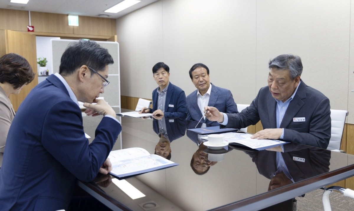 3일 세종시 지방시대위원회에서 김경수 위원장을 만난 가세로 태안군수 및 군 관계자와 김원대 가로림만 해상교량 건립 추진위원장 / 태안군