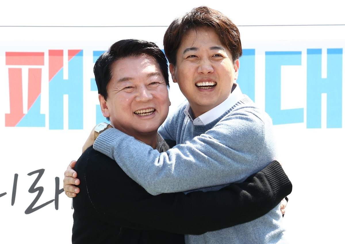 안철수 국민의힘 대선 경선 후보와 이준석 개혁신당 대선 후보가 4월 25일 경기 성남시 판교역 인근 광장에서 열린 '미래를 여는 단비토크, Ai 기술패권시대 대한민국 미래를 말하다'에서 포옹하며 기념 촬영을 하고 있다. / 뉴스1