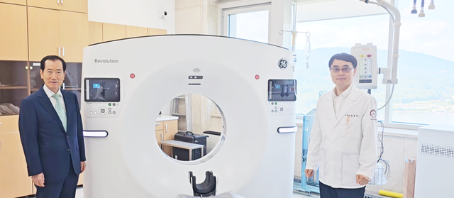 새로 도입된 GE AI-CT 를 배경으로 의료재단 이성만 이사장과 HJ매그놀리아국제병원 김종형 병원장