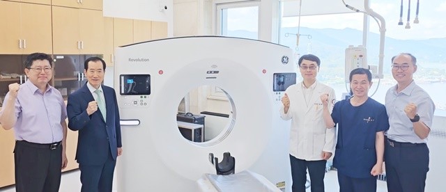 최신형 GE AI-CT 첫 검사시 병원 관계자들 왼쪽 부터 변충휘 행정실장, 이성만 의료재단 이사장, 김종형 병원장, 김영덕 영상의학팀장, 김형환 의료재단 사무국장