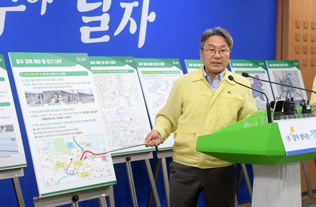 강기정 광주광역시장이 4일 시청 브리핑실에서 5개 자치구와 함께 기자회견을 열고 ‘광주시민 생활안정을 위한 호우피해 복구 및 침수 예방 대책’을 발표하고 있다. /광주광역시 제공