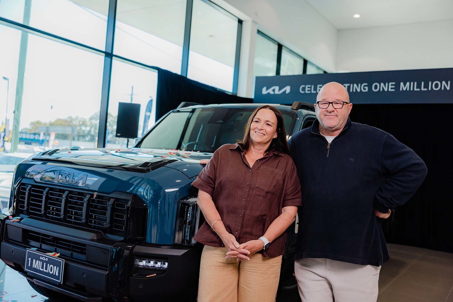 100만번째 차량 구매 고객 안드레아 앨런도프, 제임스 앨런도프 부부가 타스만 듀얼 캡 모델 앞에서 포즈를 취하고 있다