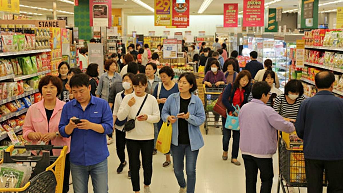 마트에서 장 보는 사람들. 기사 내용을 바탕으로 AI가 생성한 자료사진.