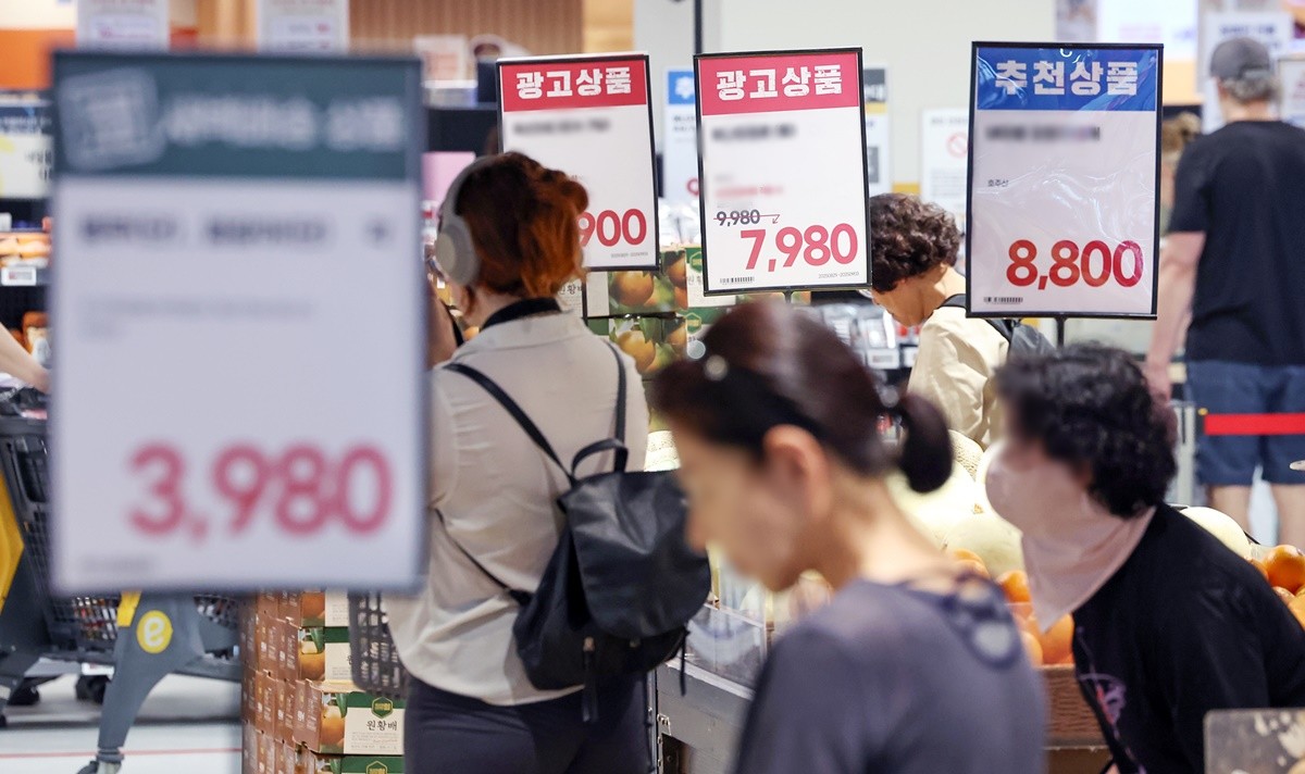 한 대형마트에서 장을 보고 있는 소비자들 모습. 기사 이해를 돕기 위한 자료 사진입니다. / 뉴스1