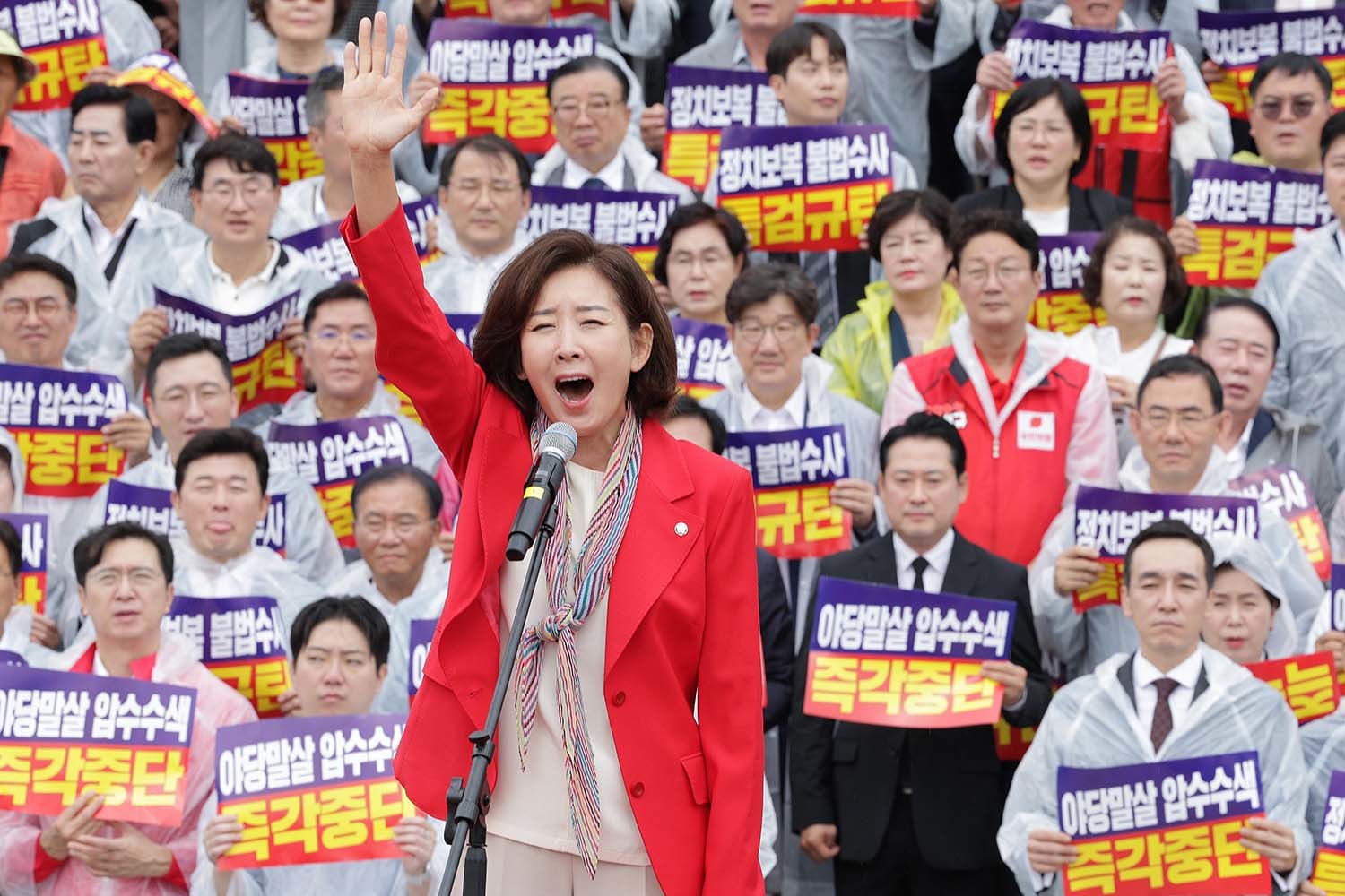 나경원 국민의힘 의원이 4일 오전 서울 여의도 국회 본청 계단에서 열린 야당말살 정치탄압 특검수사 규탄대회에서 발언하고 있다.  / 뉴스1