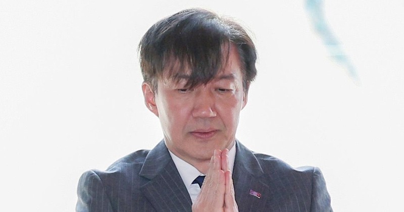 조국 조국혁신당 혁신정책연구원장이 4일 대한불교조계종 총무원장 진우스님을 예방하기 앞서 서울 종로구 조계사 대웅전에서 참배하고 있다. / 뉴스1