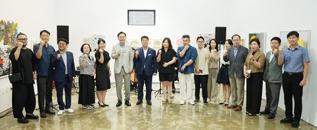 나주 작은미술관 개관 2주년 기념행사에 참석한 관계자들이 단체사진을 찍고 있다.