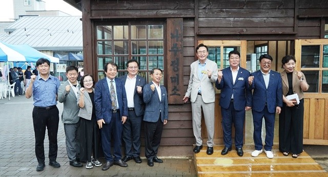 지난 3일 나주정미소 2동 준공 기념행사에 윤병태 시장(오른쪽 네 번째)을 비롯해 참석한 관계자들이 기념사진을 촬영하고 있다.