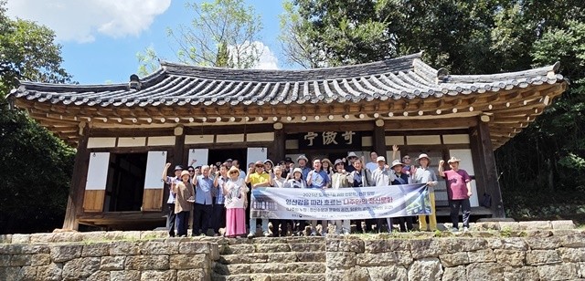 나주지역 누정문화 탐방에 나선 참가자들이 기오정 답사를 마치고 윤병태 나주시장과 함께 기념촬영을 하고 있다.