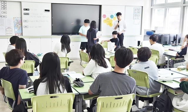 3일 성황초등학교에서 열린 ‘자기 존중을 위한 거절하기 대화법’수업에서 학생들이 활동에 참여하고 있다.