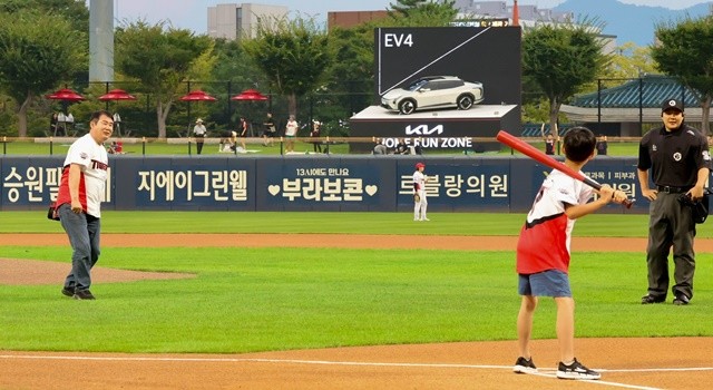 이정선 광주시교육감이 지난 3일 광주기아챔피언스필드에서 진행된 ‘희망 스포츠데이-야구장 가는 날’ 행사에서 시구를 하고 있다. / 광주시교육청 제공