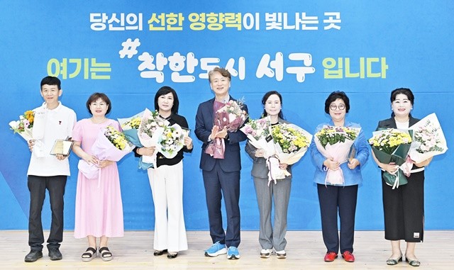김이강 광주 서구청장이 4일 서구청 들불홀에서 열린 ‘서로 존중하는 가족, 함께 걷는 서구’ 양성평등주간 기념행사에서 유공차 표창 후 기념촬영을 하고 있다. 광주 서구 제공