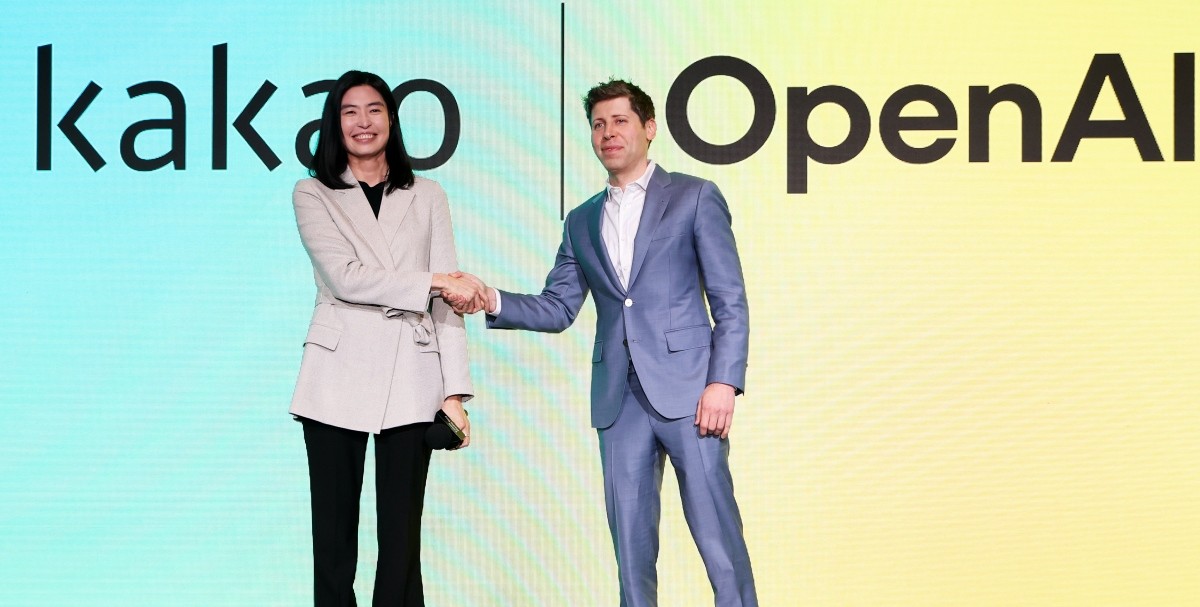 지난 2월 챗GPT 개발사 오픈AI의 샘 올트먼 최고경영자(CEO)가 ‘오픈 AI와의 동맹’ 카카오 기자간담회에서 정신아 카카오 대표와 악수를 나누고 있다 /뉴스1
