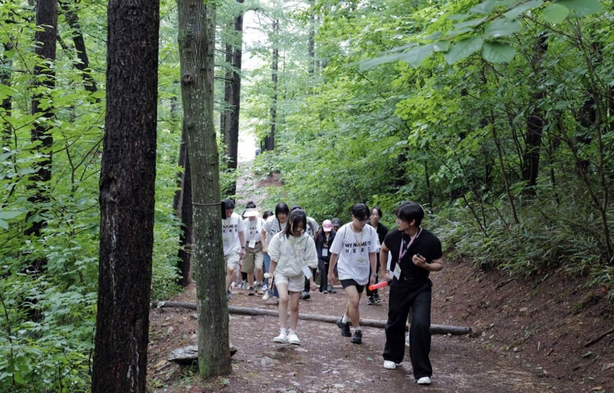 2025 영웅쉼터 힐링캠프에서 하늘숲길 트레킹을 체험하고 있는 참가자들. / 강원랜드