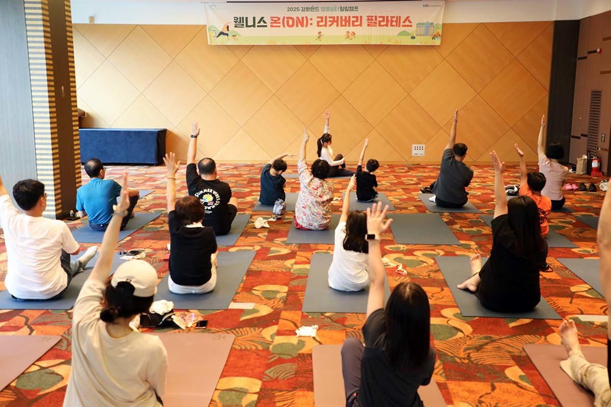 2025 영웅쉼터 2차 힐링캠프에서 웰니스 프로그램을 체험하고 있는 참가자들. / 강원랜드