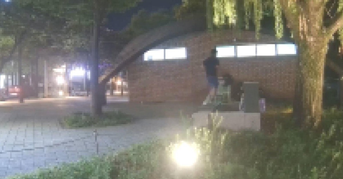 육군 3사관학교 교관(30대·대위)이 2일 오전 검은색 가방에 K-2 소총을 담고 대구 수성구 수성못 일대를 걸어가고 있다. / 뉴스1