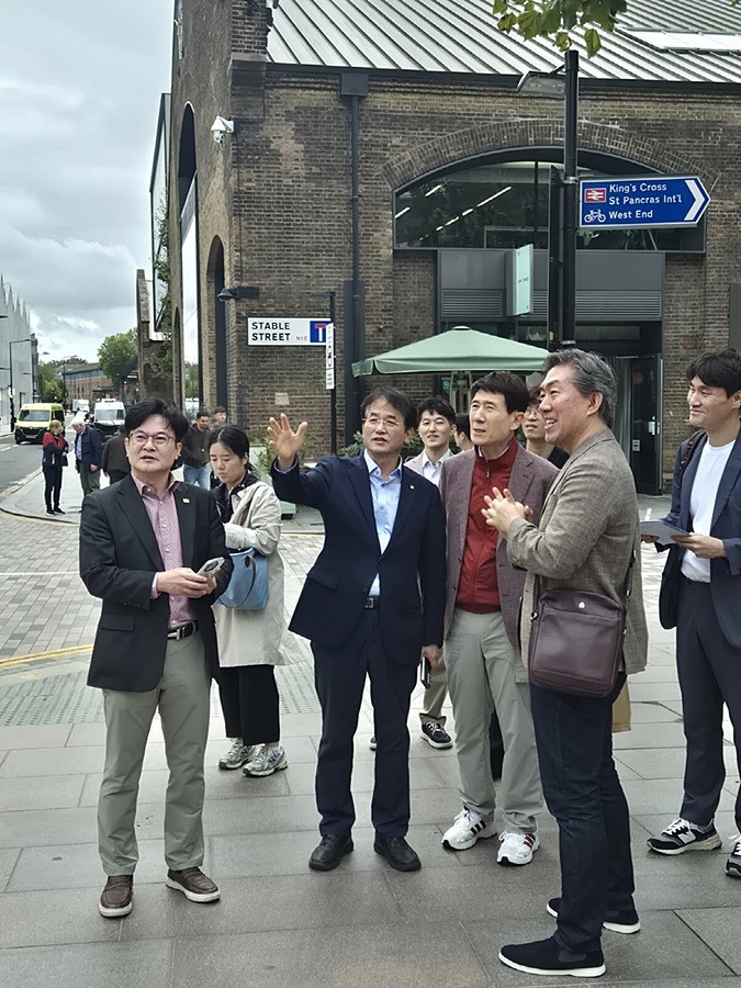 런던 콜 드롭스 야드(Coal Drops Yard)에서 도시재생 현장 세미나를 진행하고 지속가능한 도시에 대해 논의를 나누고 있는 이동환 고양특례시장과 협의회 방문단(왼쪽부터 김병수 김포시장, 이동환 고양특례시장, 이강덕 협의회 회장(포항시장), 김정후 박사)