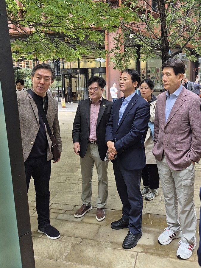 도시재생의 상징적 비즈니스 거점인 판크라스 스퀘어(Pancras Square)에 관한 김정후 박사의 설명을 듣는 이동환 고양특례시장과 협의회 방문단(왼쪽부터 김정후 박사, 김병수 김포시장, 이동환 고양특례시장, 이강덕 협의회 회장(포항시장))