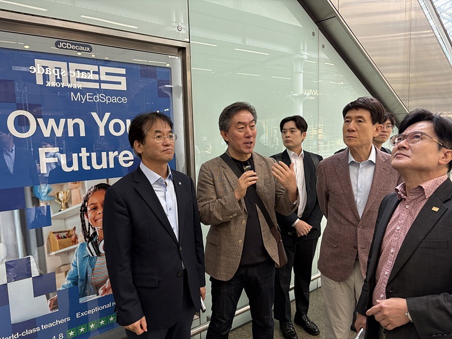 세인트 판크라스역(St. Pancras Station) 내부를 둘러보며 김정후 박사에게 런던의 도시재생 과정과 정책 운영에 대한 설명을 듣는 이동환 고양특례시장과 협의회 방문단(왼쪽부터 이동환 고양특례시장, 김정후 박사, 이강덕 협의회 회장(포항시장), 김병수 김포시장)