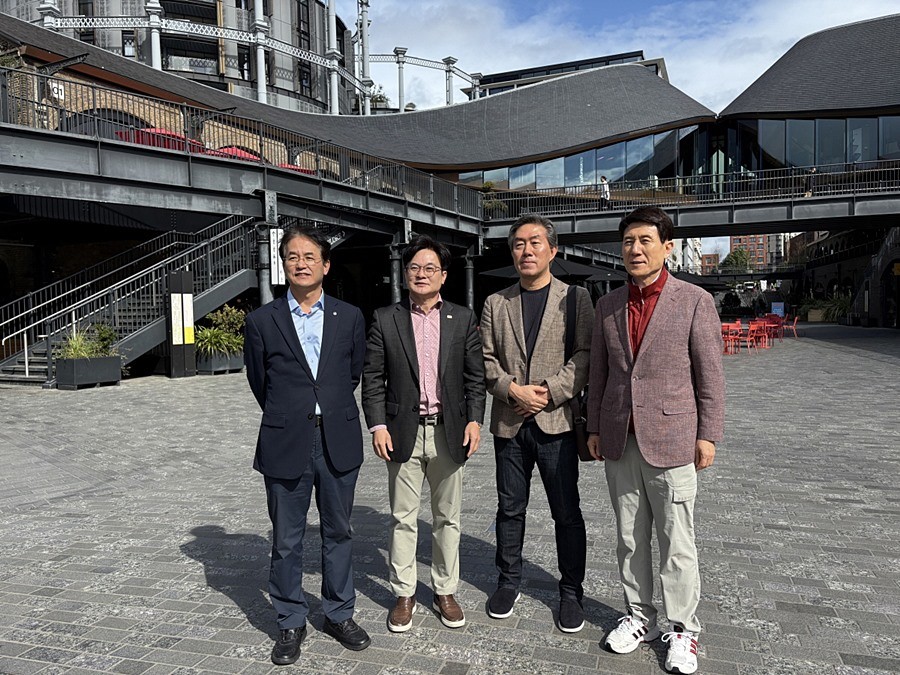 런던 킹스크로스 콜 드롭스 야드(Coal Drops Yard)를 방문하고 지속가능한 도시재생 전략을 모색한 대한민국대도시시장협의회 방문단(왼쪽부터 이동환 고양특례시장, 김병수 김포시장, 김정후 박사, 이강덕 협의회 회장(포항시장))