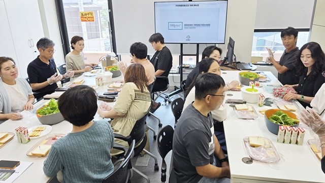 참여 학부모들이 발달장애인 가족 창업 특화사업장인 광주 ‘가치만드소’에서 체험활동을 하고 있다.