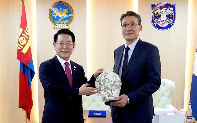 ‘전남도-울란바토르시 우호 교류 협약식’이 5일 몽골 울란바토르시청에서 열린 가운데 김영록 전라남도지사가 아마르투브신 암갈란바타르 울란바토르부시장에게 기념품을 전달하고 있다.