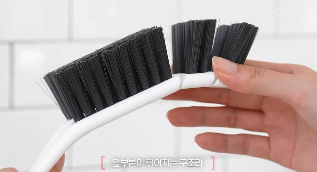 휘어지는 청소솔 사용 사진 2. / 유튜브 '다이소'