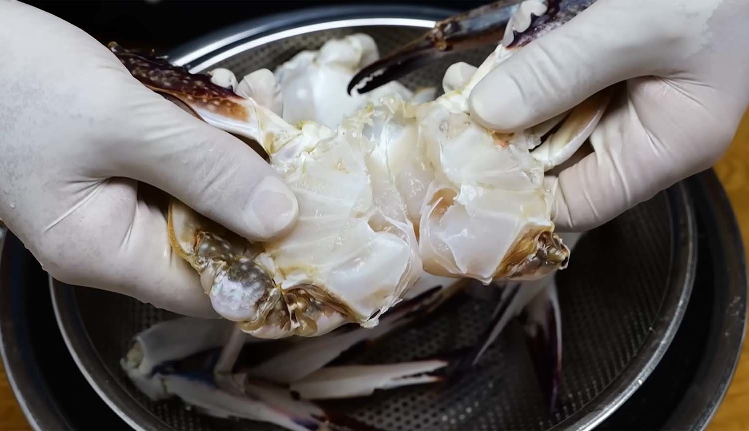 꽃게를 잘 손질해야 비린내 없는 양념게장을 만들 수 있다. / '김대석 셰프TV' 유튜브