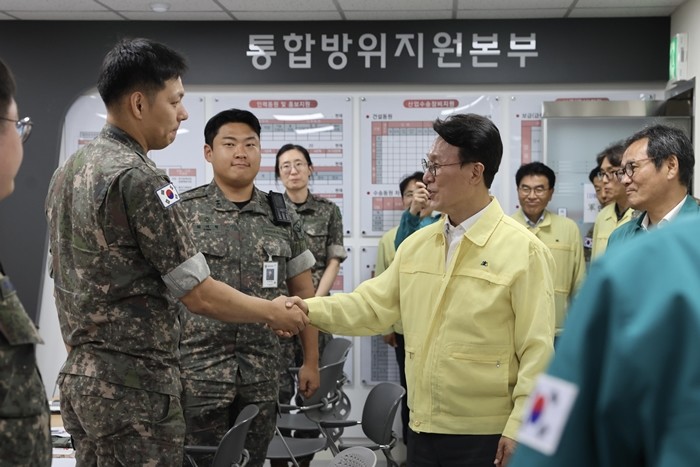 강릉 가뭄 현장점검에 나선 김민석 국무총리가 5일 강원 강릉시청 통합방위지원본부를 방문해 관계자들을 격려하고 있다. / 뉴스1