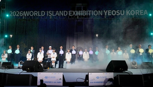명창환 전라남도 행정부지사가 5일 오후 여수세계박람회장 해양광장에서 열린 ‘2026 여수세계섬박람회 D-365 기념행사’에서 주요 내빈들과 성공개최를 기원하는 퍼포먼스를 하고 있다.
