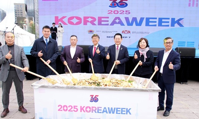 몽골을 방문 중인 김영록 전라남도지사가 6일(현지 시간) 울란바토르에서 열린 2025 한국주간(Korea Week)행사 개막식에서 주요 내·외빈들과 한국 음식인 대형 비빔밥을 비비는 퍼포먼스를 하고 있다. / 전남도