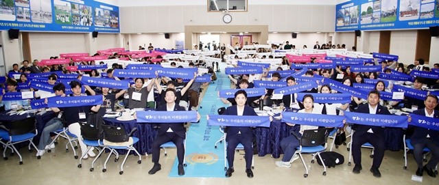 ‘평화를 품은 책길 10주년 한마당’ 참여자들이 ‘평화는 우리들의 미래입니다’라는 슬로건이 적힌 현수막을 펼쳐보이고 있다.