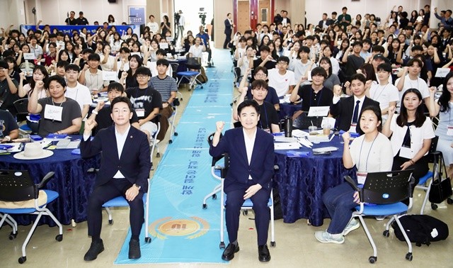 ‘평화를 품은 책길 10주년 한마당’ 참여자들이 파이팅을 외치며 기념촬영 하고 있다.