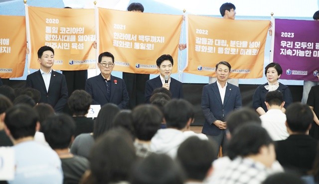 김대중 전라남도교육감이 ‘평화를 품은 책길 10주년 한마당’에서 인사말을 전하고 있다.