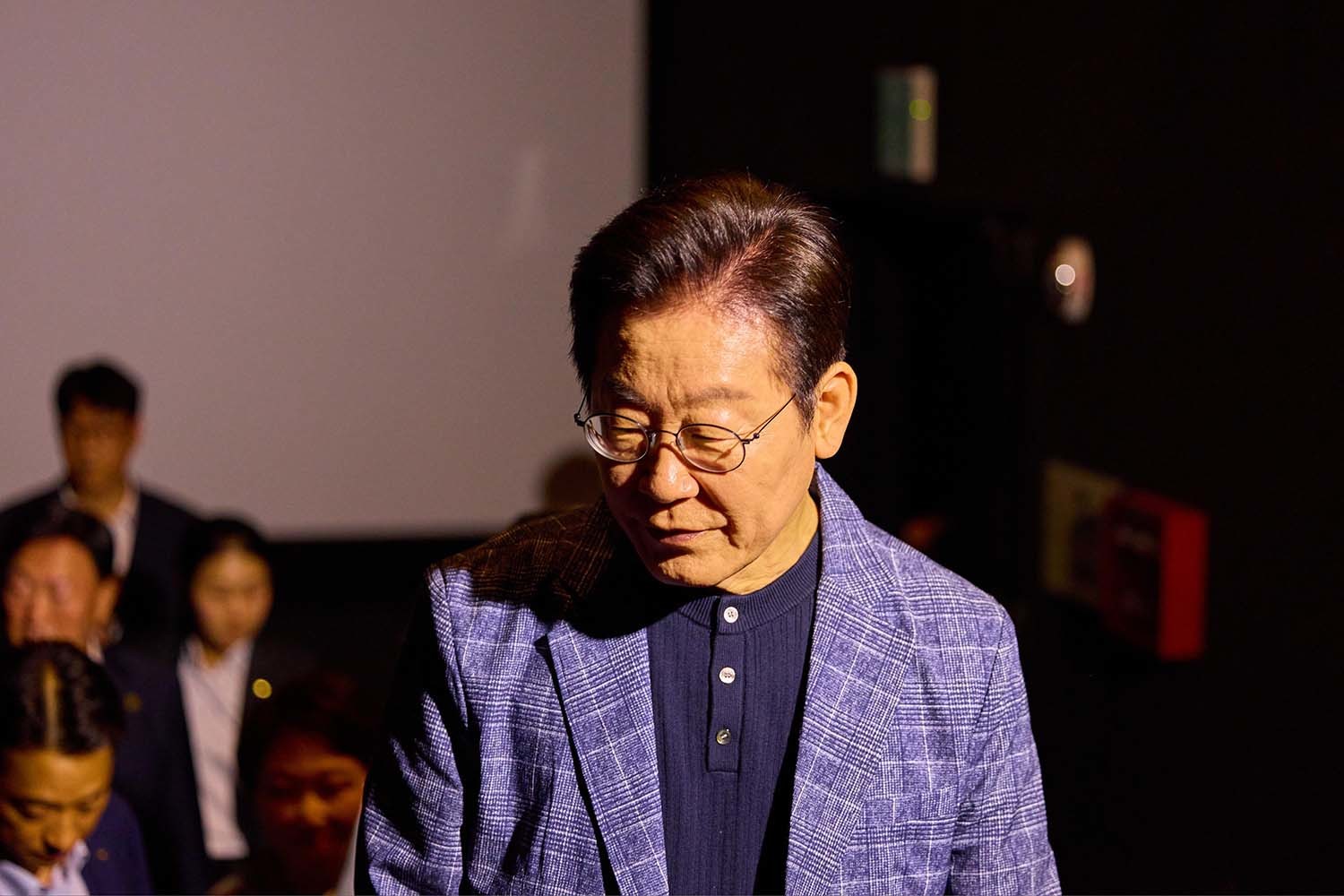 이재명 대통령이 6일 서울 용산의 한 영화관에서 영락보린원 원생들과 영화 ‘킹 오브 킹스’를 관람하기 위해 입장하고 있다. / 대통령실 제공