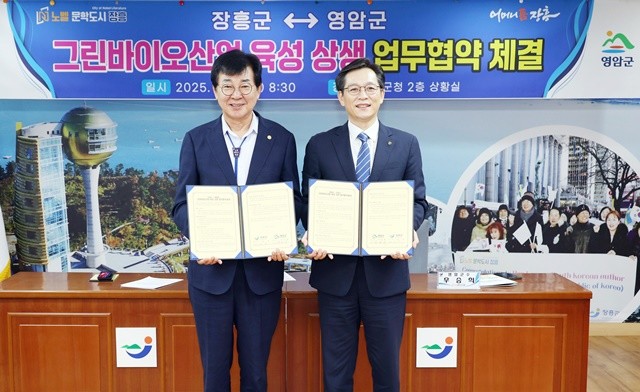 김성 장흥군수(왼쪽)와 우승희 영암군수가 기념촬영을 하고 있다.