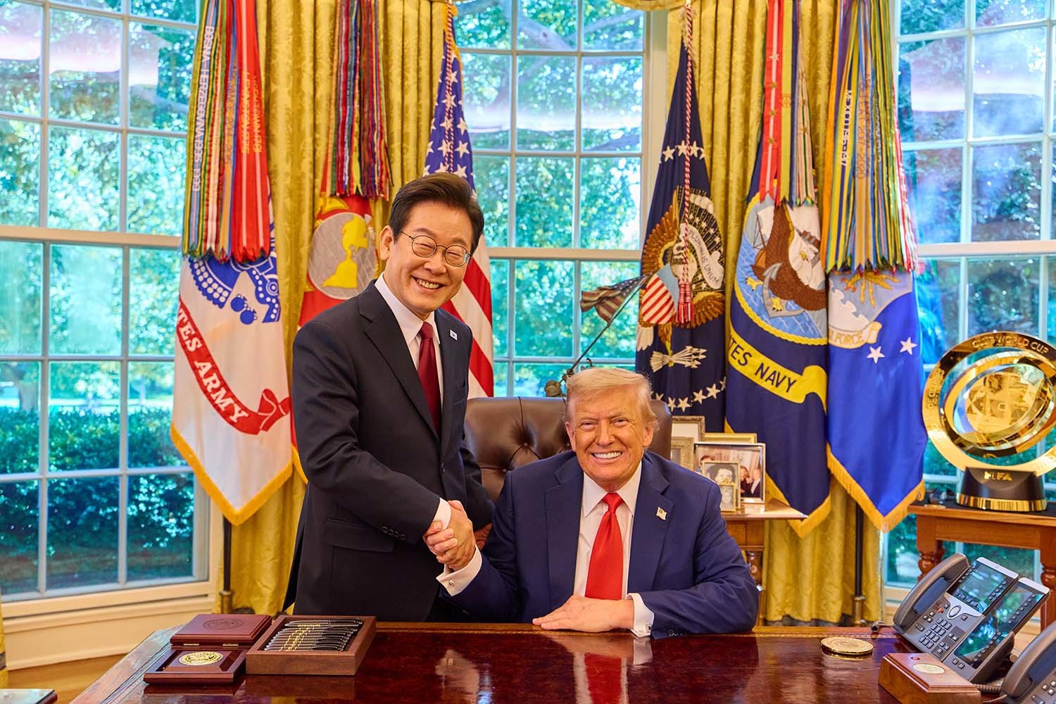 이재명 대통령이 8월 25일(현지시각) 미국 워싱턴 DC 백악관에서 열린 한미 정상회담을 마친 후 도널드 트럼프 미국 대통령과 악수하고 있다. / 이재명 대통령 SNS