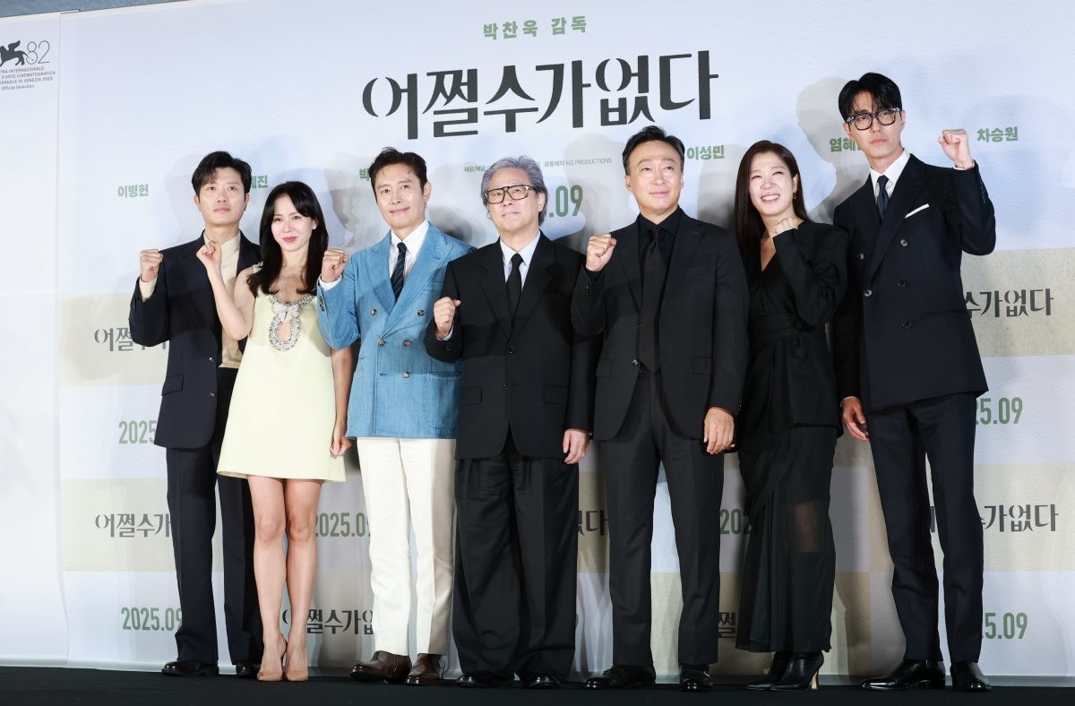 '어쩔수가없다' 출연 배우들과 박찬욱 감독. / 뉴스1