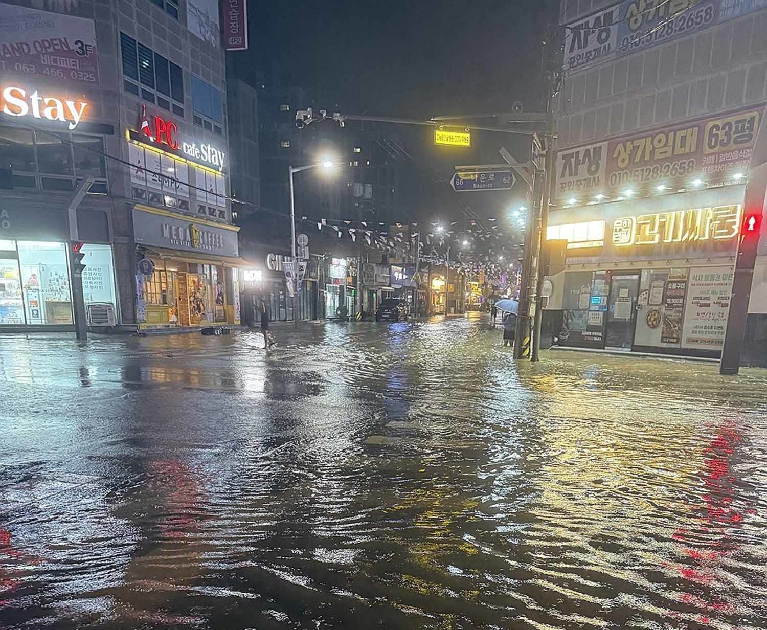 7일 전북 군산에 시간당 150㎜ 이상의 강한 비가 내리면서 나운동 일대 상가가 침수됐다. / 연합뉴스(독자 제공)