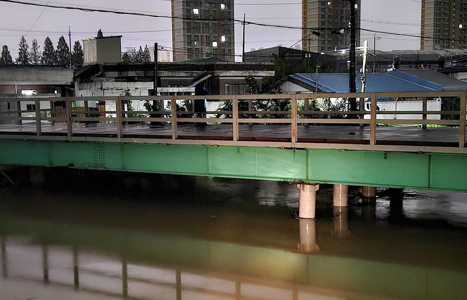7일 전북지역에 폭우가 내리면서 익산시 인화동 나룻2교 수위가 다리 밑까지 차올랐다. 이날 익산에는 시간당 90㎜ 안팎의 강한 비가 내렸다. / 연합뉴스(독자 제공)