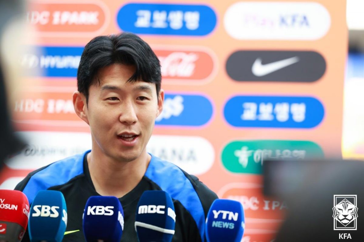 손흥민이 지난 6일(한국 시각) 미국 뉴저지주 해리슨의 스포츠일러스트레이티드 스타디움에서 진행된 훈련을 앞두고 인터뷰를 하고 있다. / 대한축구협회 제공-뉴스1