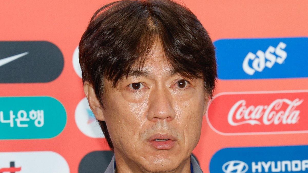 대한민국 축구대표팀 홍명보 감독이 지난 1일 오전 인천국제공항 2터미널에서 A매치 2연전을 펼칠 미국으로 출국하기 앞서 취재진 질문에 답하고 있다. / 뉴스1