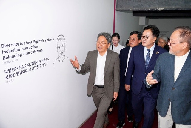 강기정 광주광역시장이 5일 광주를 찾은 우원식 국회의장과 광주비엔날레전시관에서 '2025 광주디자인비엔날레' 전시를 관람하고 있다./광주광역시 제공