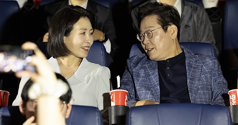 이재명 대통령과 김혜경 여사가 6일 서울 용산의 한 영화관에서 영락보린원 원생들과 영화 ‘킹 오브 킹스’를 관람하기 전 대화를 하고 있다. / 뉴스1