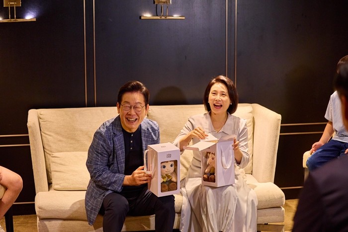 이재명 대통령과 김혜경 여사가 6일 서울 용산의 한 영화관에서 영화 ‘킹 오브 킹스’를 관람하기 전 영락보린원 원생들과 대화를 하고 있다. / 뉴스1