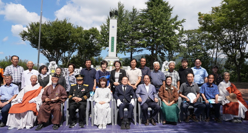 지난 5일 영천시 신녕지구전승비에서 열린 제26회 신녕지구전투 호국영령 위령제에서 내빈들과 참석자들이 기념촬영을 하고 있다. / 영천시 제공