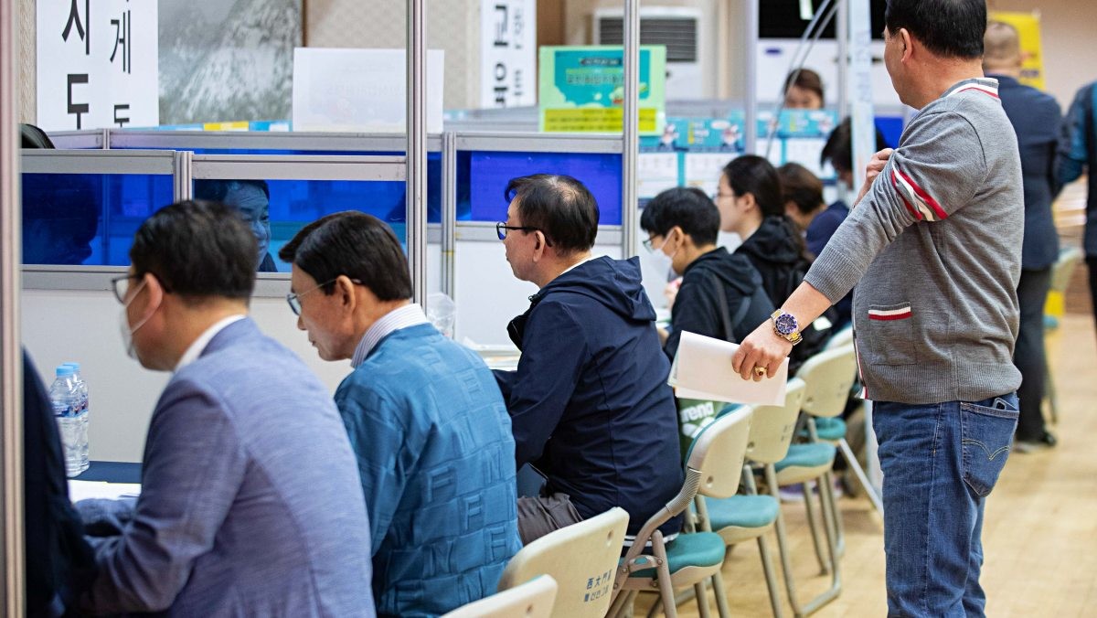 구직자들이 상담 서비스 받고 있는 자료사진. / 뉴스1