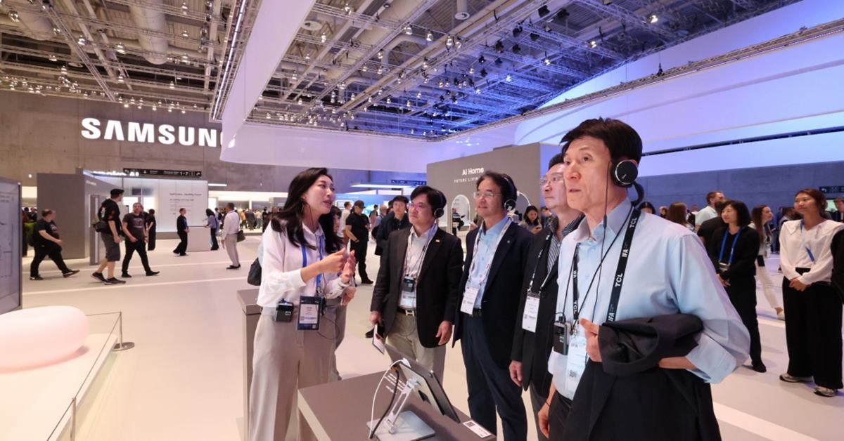 이강덕 시장이 독일 베를린에서 열린 세계 최대 규모의 가전·디지털 전시회 IFA(Internationale Funk Ausstellung Berlin)를 참관하고 있다./포항시