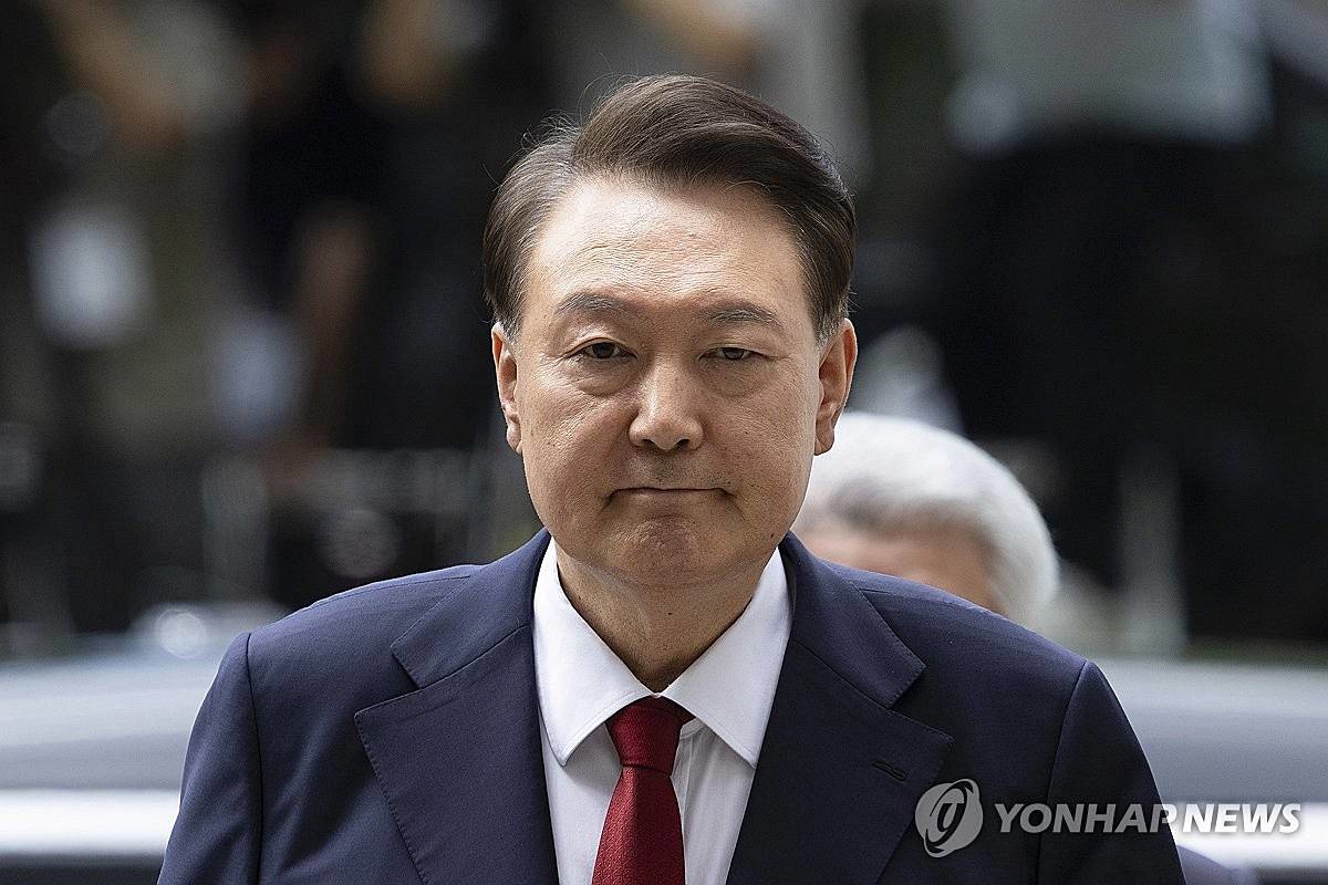 12·3 비상계엄과 관련해 특검의 수사를 받는 윤석열 전 대통령이 지난 7월 9일 서울 서초구 서울중앙지법에서 열린 영장실질심사에 출석하고 있다 / 연합뉴스